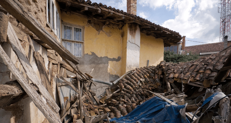 Rumah Kepala Desa Ini Dirobohkan oleh Warga