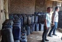 Polda Lampung Gerebek Penimbunan BBM Polda Lampung Gerebek Penimbunan BBM