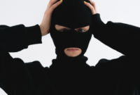 Lagi Apes! Pencuri Tersangkut di Plafon Kios Percetakan