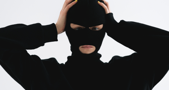 Lagi Apes! Pencuri Tersangkut di Plafon Kios Percetakan