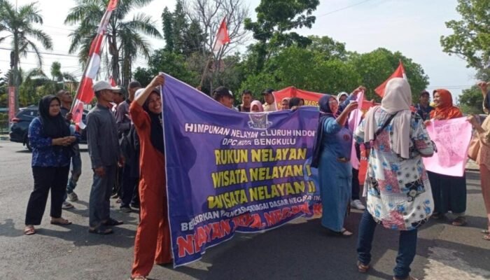 Warga Kelurahan Sumber Jaya Tuntut Kepastian Hukum Lahan Garapan di Depan Kantor Gubernur Bengkulu
