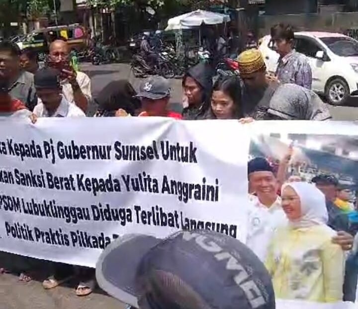 Kantor Gubernur Sumatera Selatan Didemo Tuntut Pencopotan Kepala BKPSDM