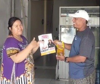 Dapat Bantuan Minyak Goreng, Warga: Deddy-Agi Mantap!