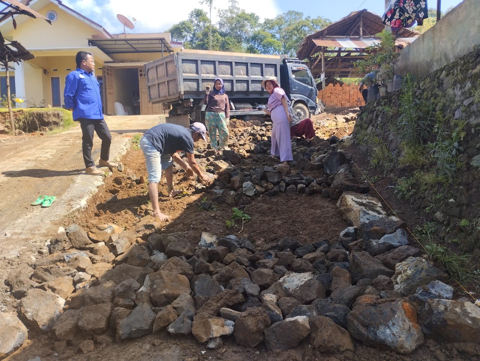 Meningkatkan Perekonomian Warga, Pemdes Dataran Tapus Lanjutkan Pembangunan Jalan Usaha Tani Tahap Kedua