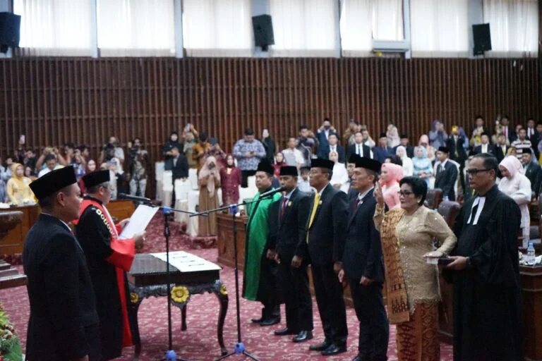 Momen Pengucapan Sumpah Pimpinan DPRD Provinsi Bengkulu 2024-2029