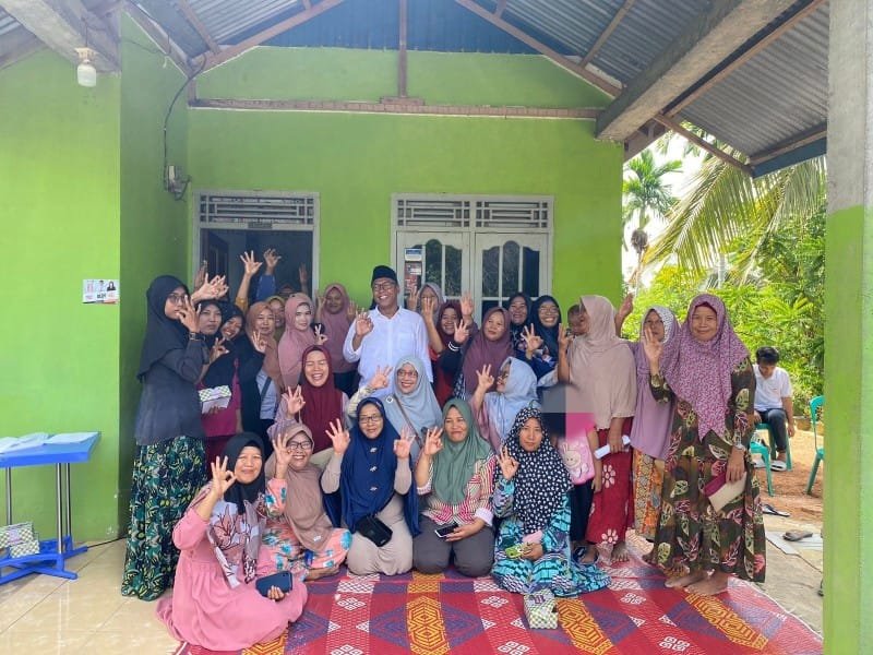 Warga Bentiring Permai Antusias Sambut Janji Dedy Bagikan Beras Bulanan