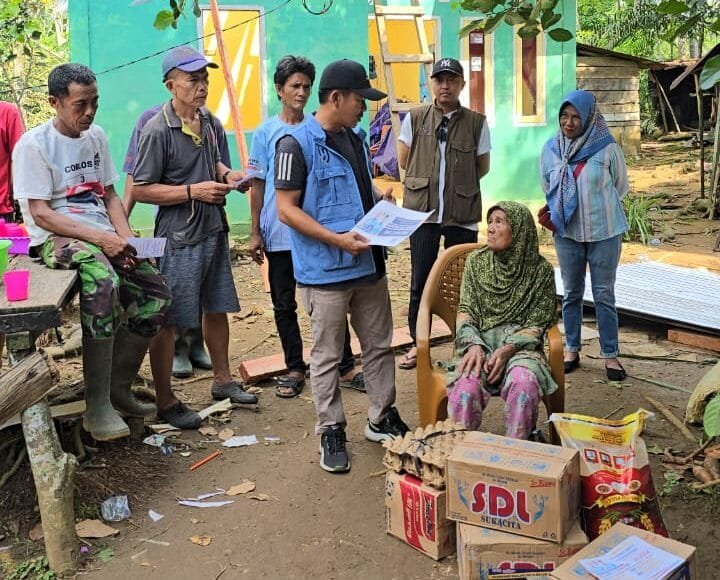 Yoppy Karim Bantu Warga Lubuk Linggau Korban Rumah Tertimpa Pohon