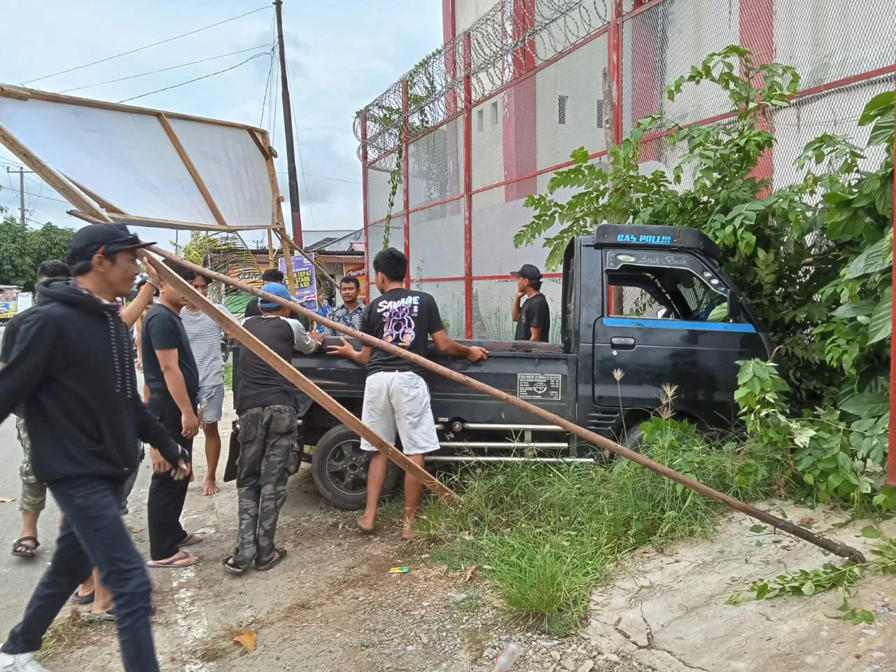 Diduga Mabuk, Dua Pemuda Seluma Hantam Pagar Rutan Malabro