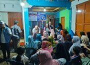 Emak-Emak Sambut Botak Peci dengan Antusias di Taba Jemekeh Emak-Emak Sambut Botak Peci dengan Antusias di Taba Jemekeh