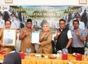 Ratna Machmud Serahkan Bantuan CSR untuk Masyarakat