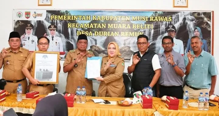 Ratna Machmud Serahkan Bantuan CSR untuk Masyarakat