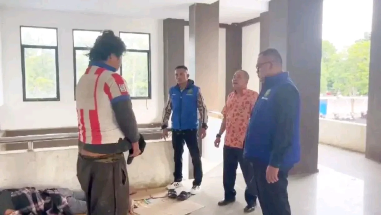 Gelandangan Sakit Ditemukan di Balai Buntar, Dinsos Segera Tanggapi