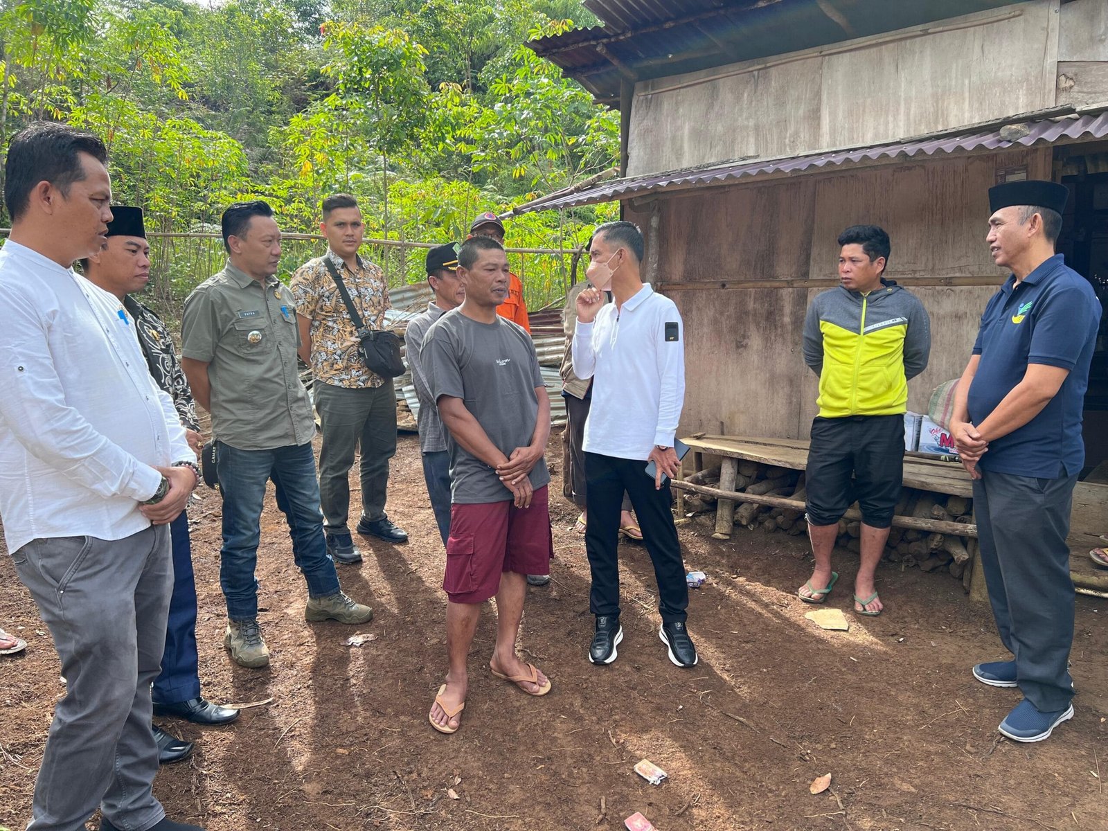 Wabup Lebong Tinjau Lokasi Rumah Warga yang Hanyut Akibat Banjir