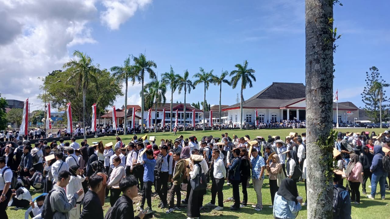 Ribuan Pencari Kerja terlihat mengantri di Rumah Dinas Gubernur Bengkulu, Kamis (10/4/25).