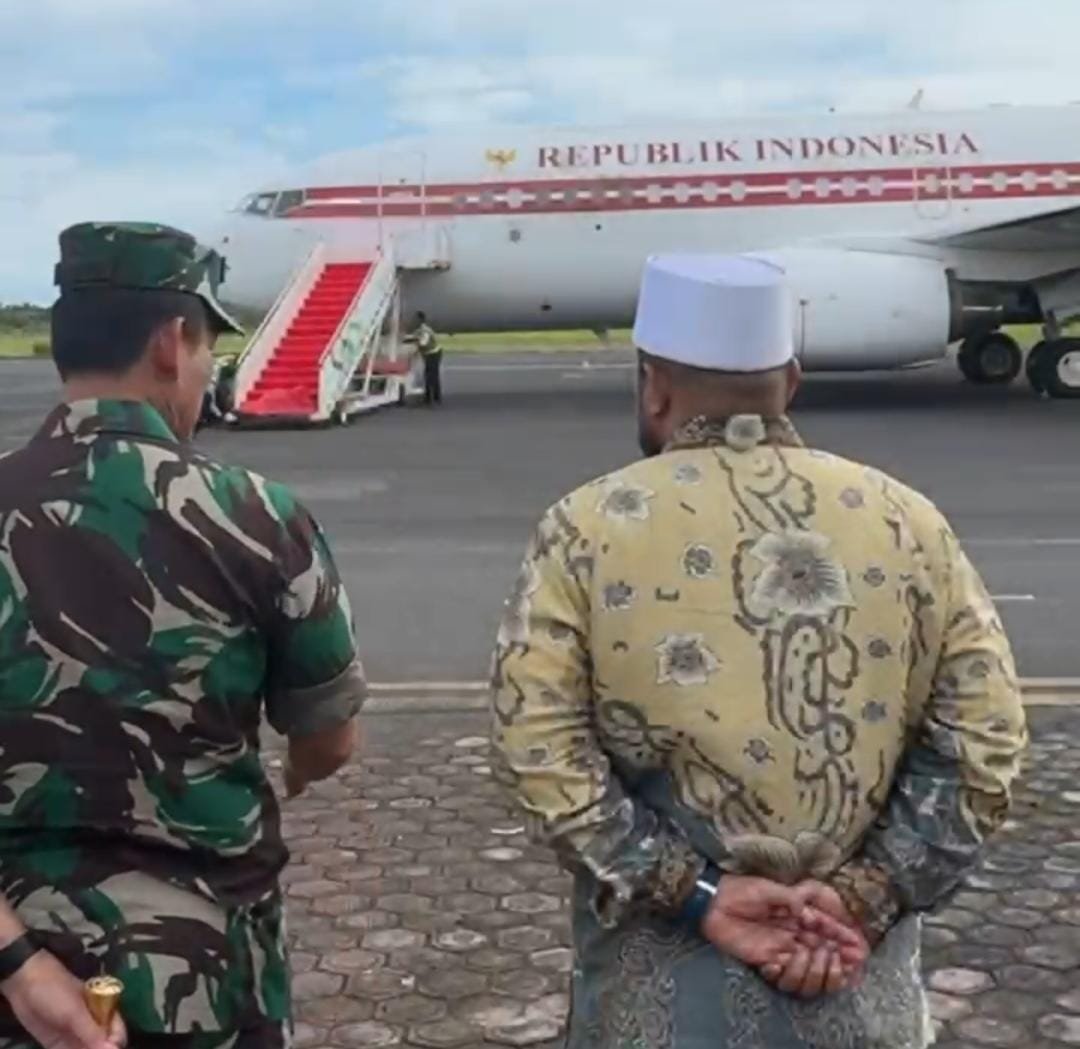 Gubernur Bengkulu Helmi Hasan saat menyambut kedatangan Presiden Republik Indonesia pada Minggu siang (6/4), di Bandara Fatmawati Soekarno, Bengkulu.