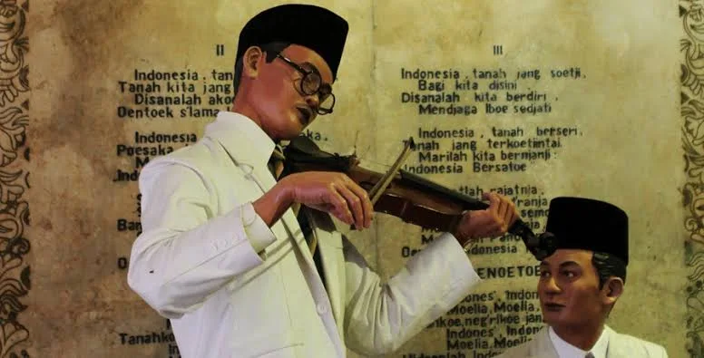 Merinding di Bank, Ketika Indonesia Raya Menggema di Tengah Layanan Publik Sudut Pandang Okta
