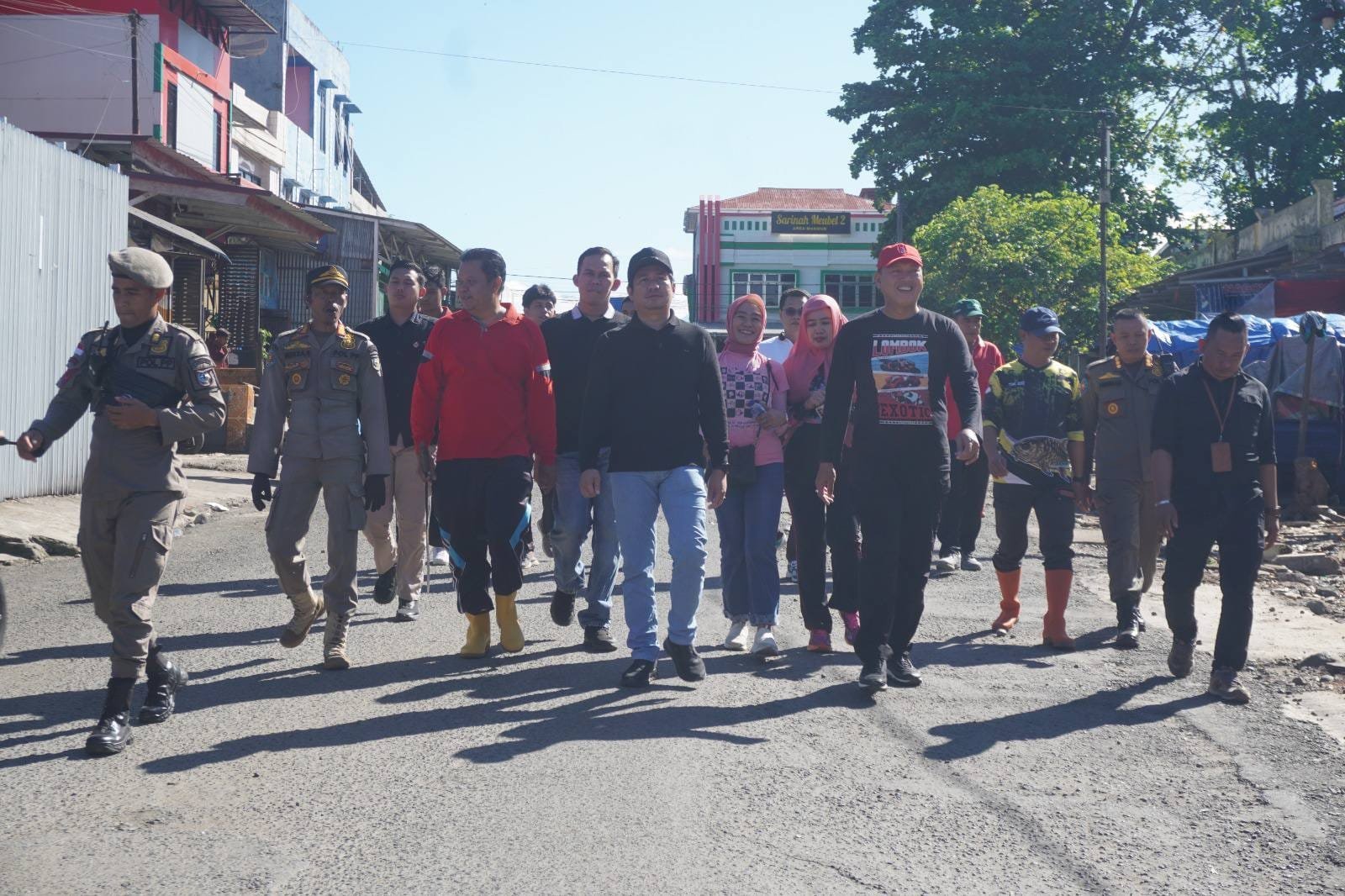 Tua Tapi Tak Terawat? Bupati BU Turun Langsung Tata Pohon dan Lingkungan Pasar Purwodadi