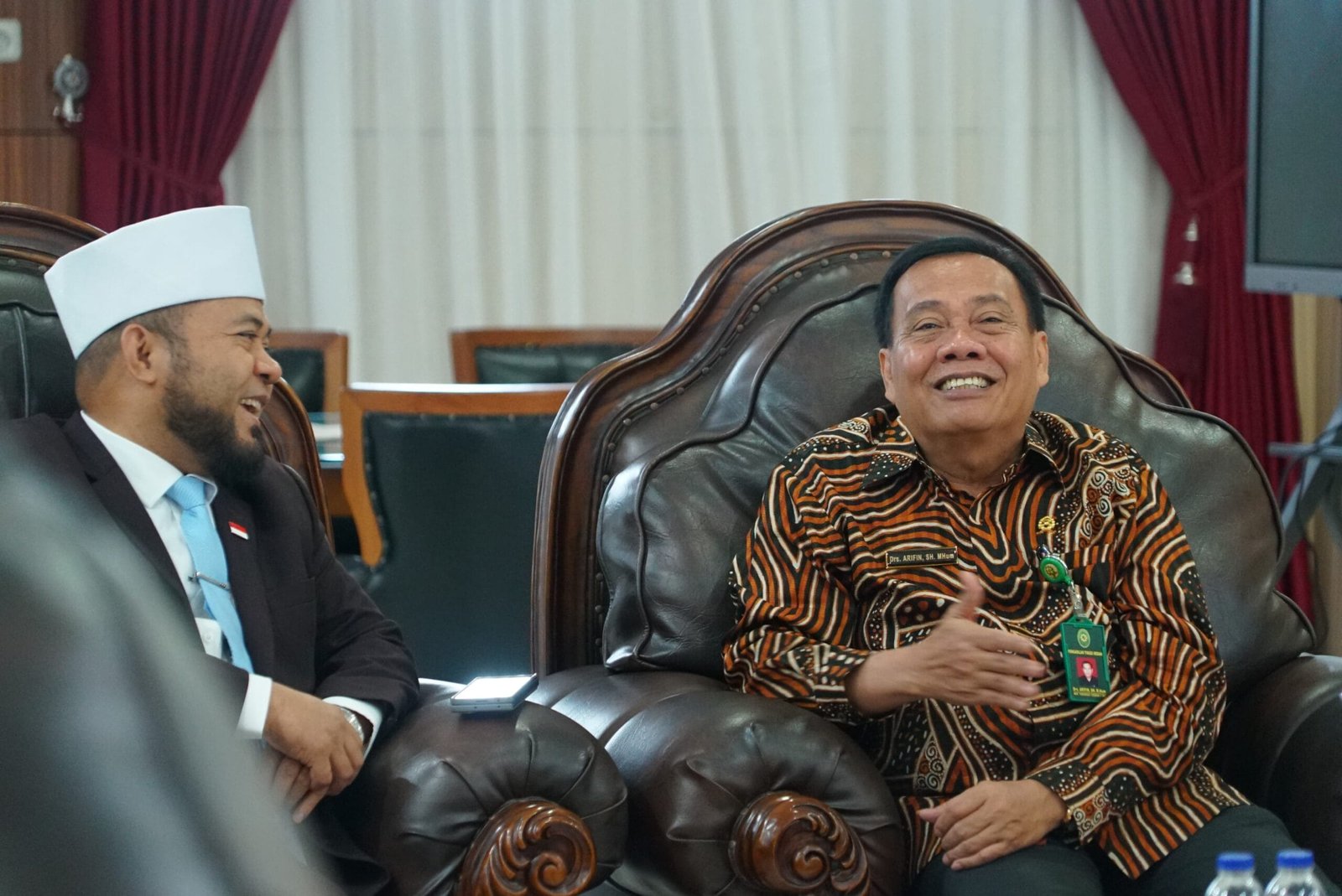 Gubernur Helmi Terima KPT Baru, Sematkan Pin Merah Putih Sebagai Simbol Nasionalisme