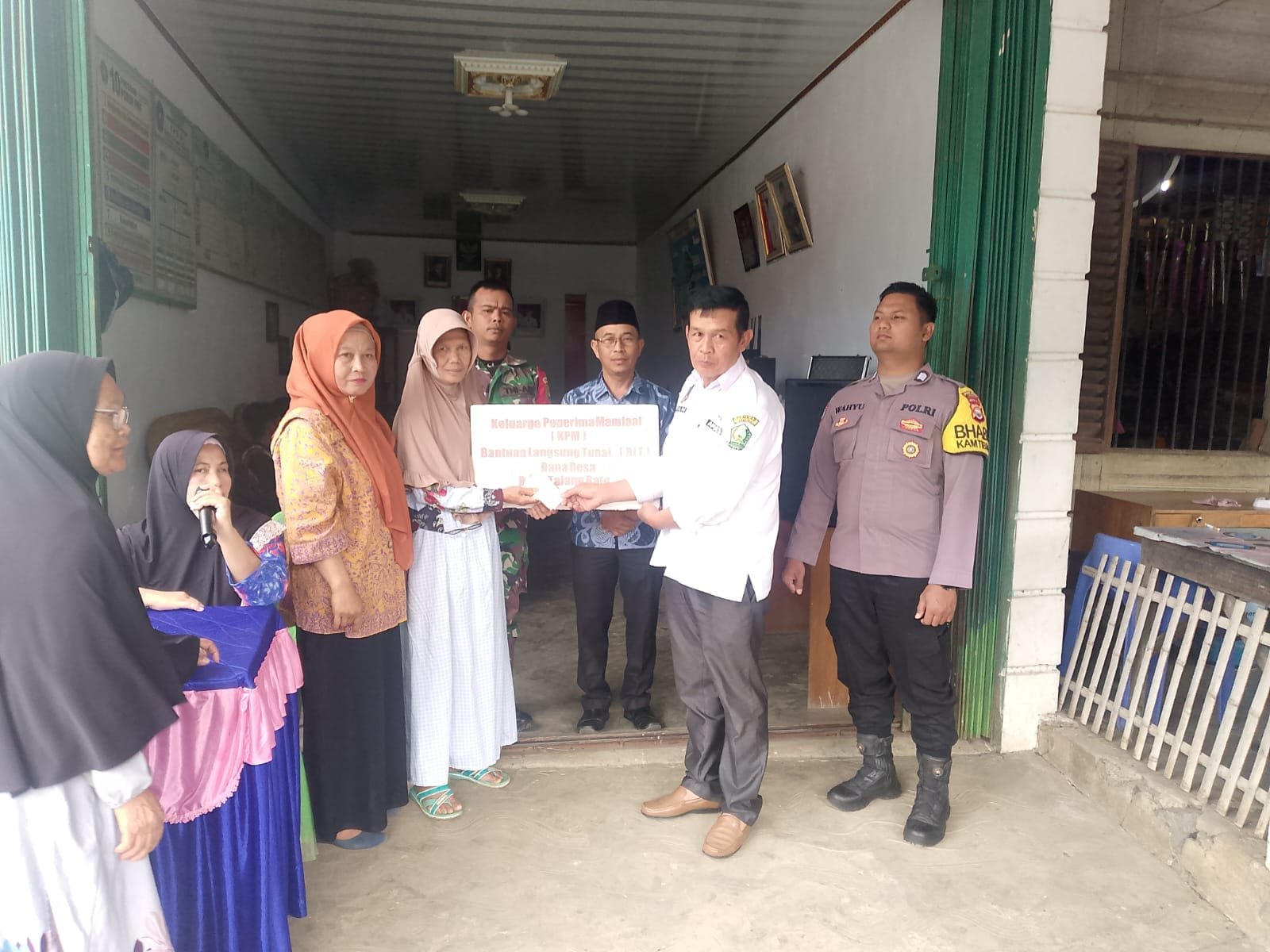 12 KPM Penerima BLT DD di Talang Ratu Tersenyum Bahagia