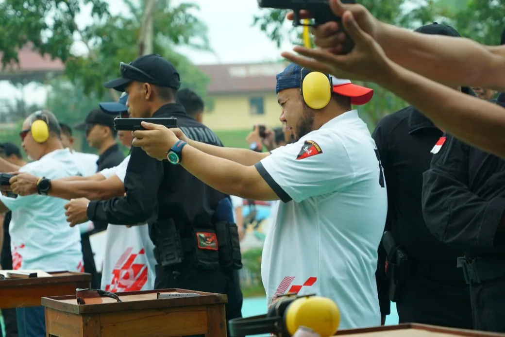 79 Tahun Bhayangkara, Gubernur Helmi Hasan Ikuti Eksebisi Menembak Eksekutif di Polda Bengkulu