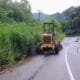 Ruas Jalan Rimbo Pengadang–Topos Mulai Dibersihkan, DPUPR Gunakan Alat Berat