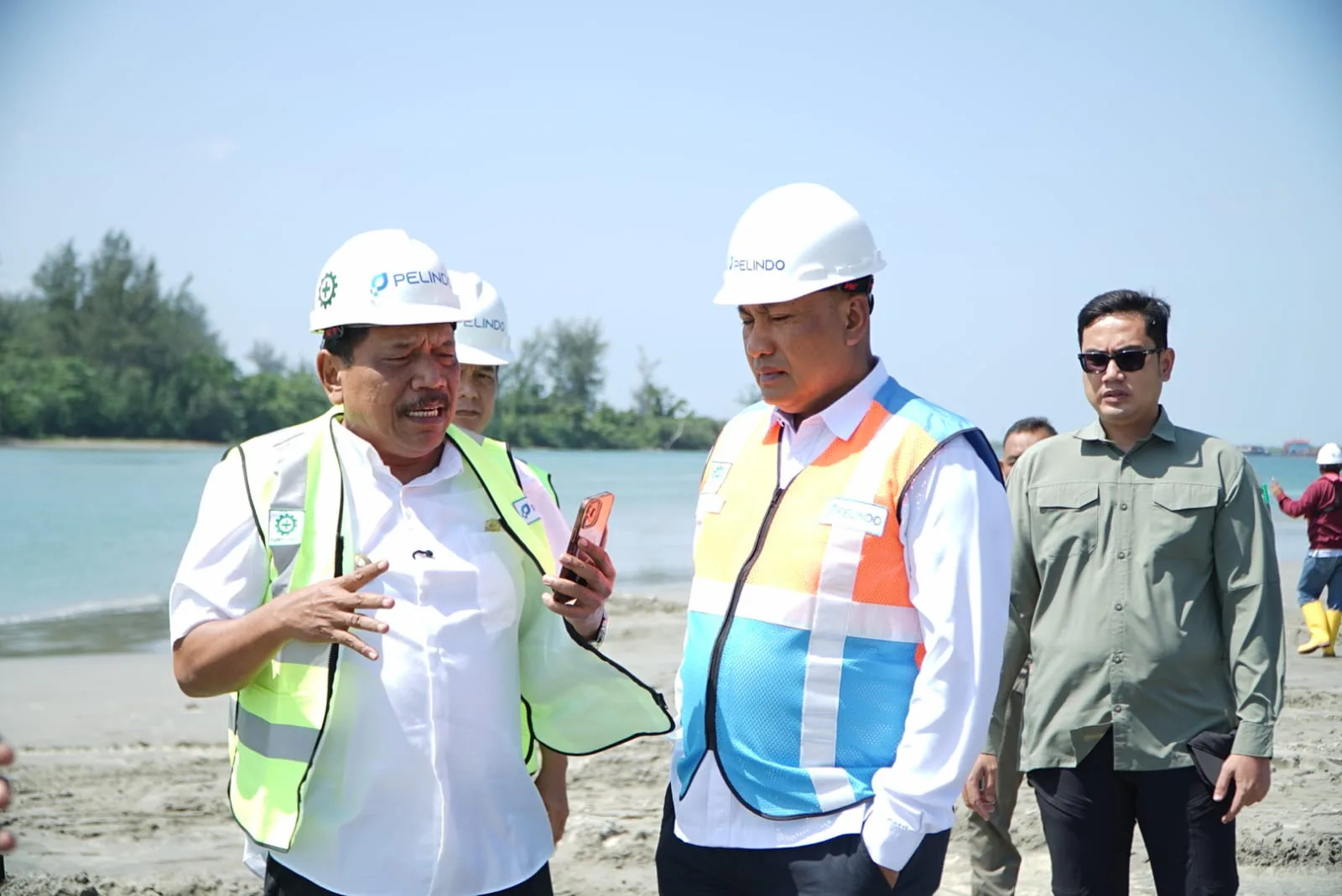 Wakil Gubernur Bengkulu Tinjau Pengerukan Pasir Pulau Baai, Minta Dukungan Excavator Tambahan