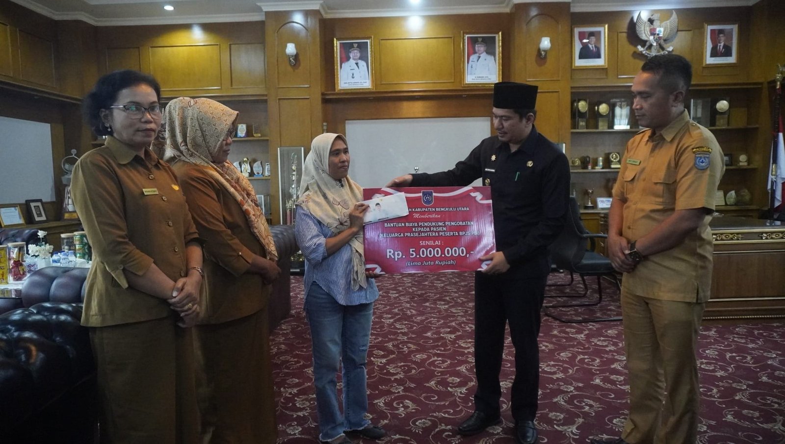 Bupati Bengkulu Utara Salurkan Bantuan Biaya Pendampingan untuk Pasien Kurang Mampu