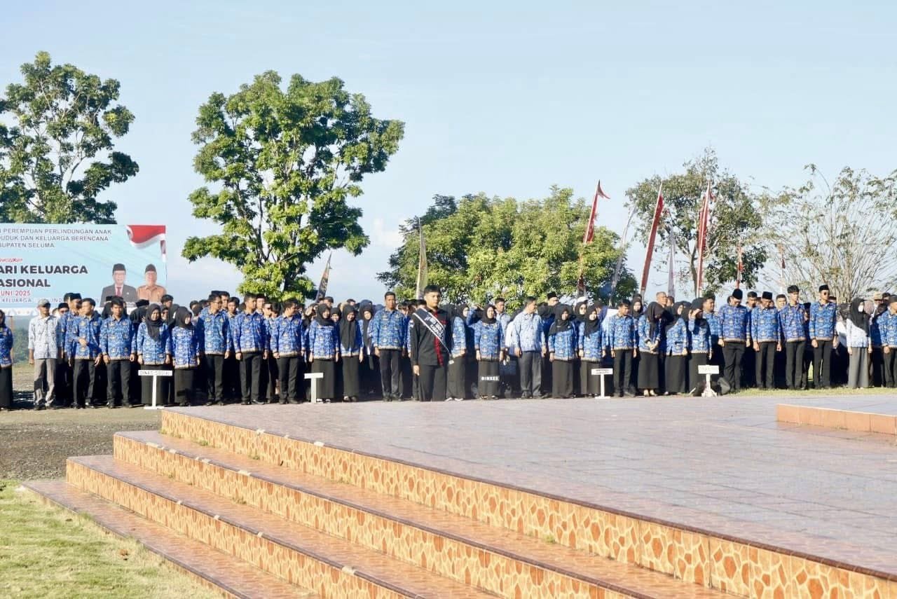 Wakil Bupati Seluma Pimpin Upacara Harganas ke-32, Serahkan Bantuan dan Penghargaan Pelayanan KB