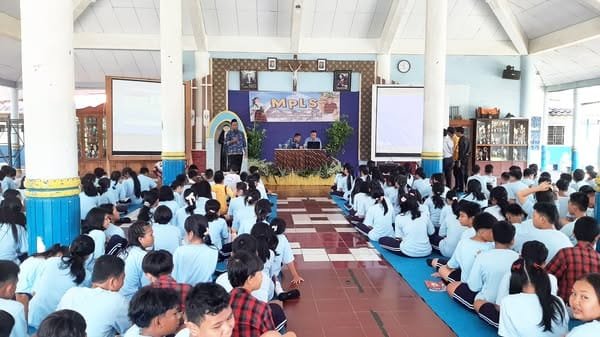 Kepala Dinas Kominfo Bengkulu Ajak Siswa Bijak Bermedia Sosial pada MPLS di SMP Sint Carolus
