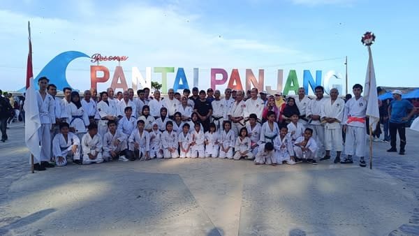 Wali Kota Bengkulu Ajak Masyarakat Jaga Kebersihan Lewat Aksi Bersih Pantai dan Lingkungan