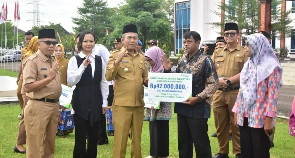 Wabup Musi Rawas Pimpin Apel Pagi dan Berikan Penghargaan untuk ASN Purna Tugas dan Santunan Kematian