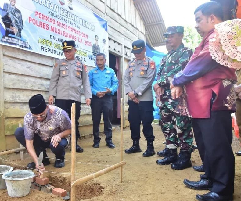 Pemerintah Kabupaten Musi Rawas Gelar Program Bedah Rumah Kolaborasi dengan Polres Musi Rawas Pemerintah Kabupaten Musi Rawas Gelar Program Bedah Rumah Kolaborasi dengan Polres Musi Rawas