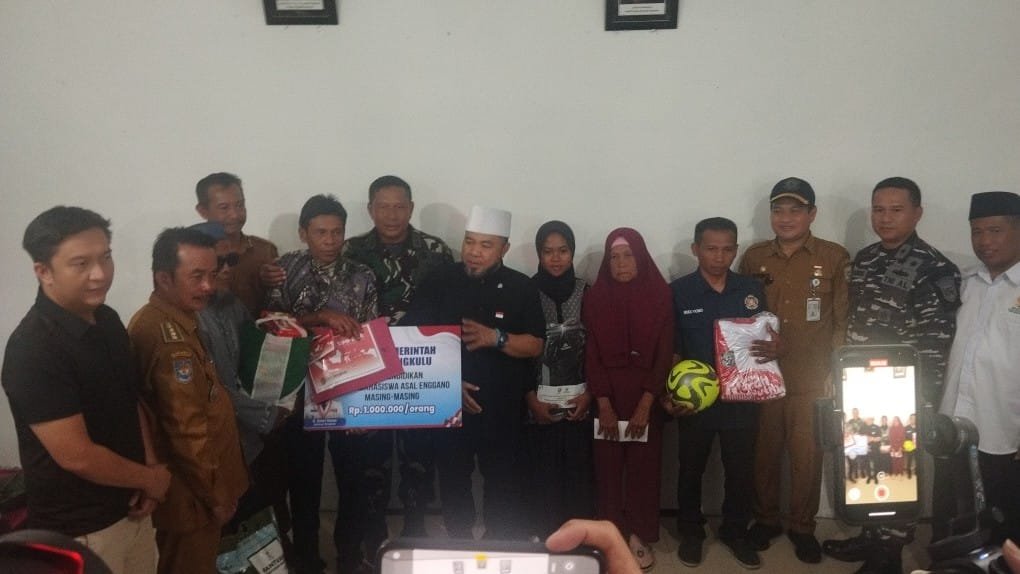 Gubernur Helmi Hasan Tinjau Banjar Sari, Komitmen Bangun Jalan Cetak Sawah dan Atasi Blank Spot Internet