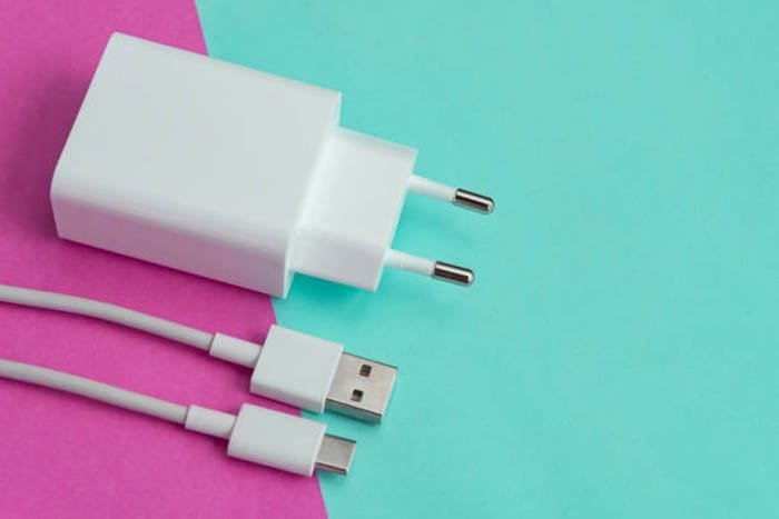 Tak Cabut Charger dari Colokan Listrik? Ini Bahayanya dan Biaya Tersembunyi yang Mungkin Anda Tidak Tahu