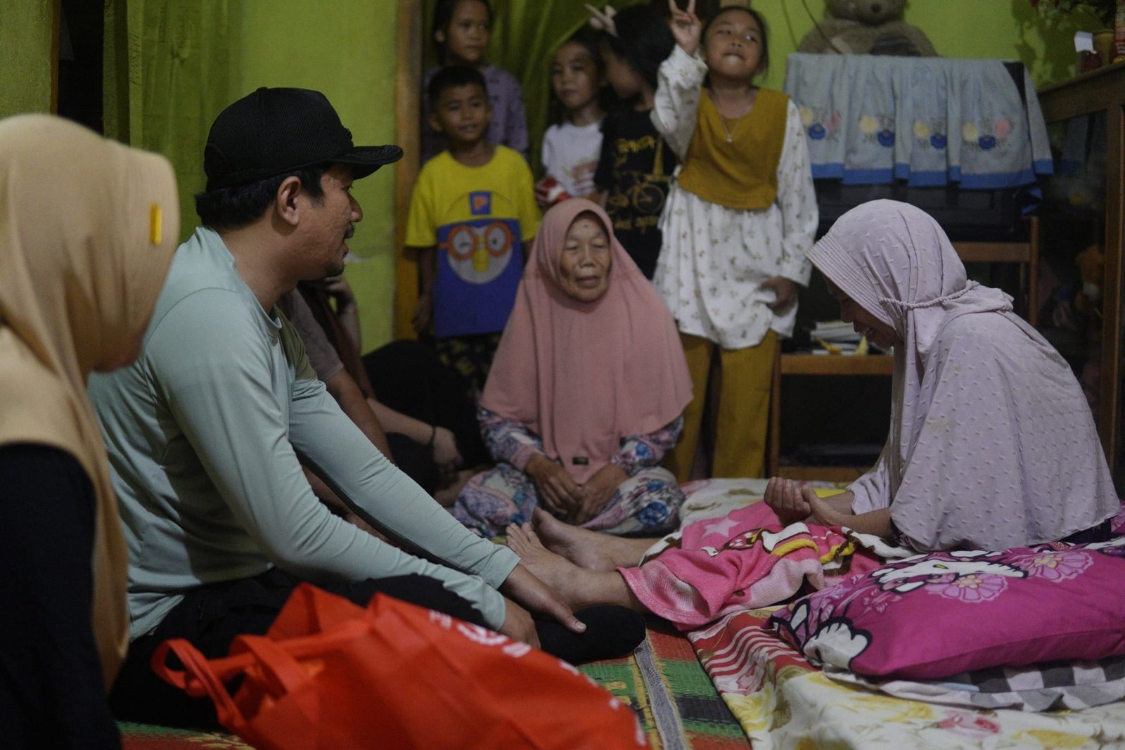 Bupati Arie Septia Adinata Salurkan Bantuan Langsung bagi Masyarakat Rentan dan Disabilitas