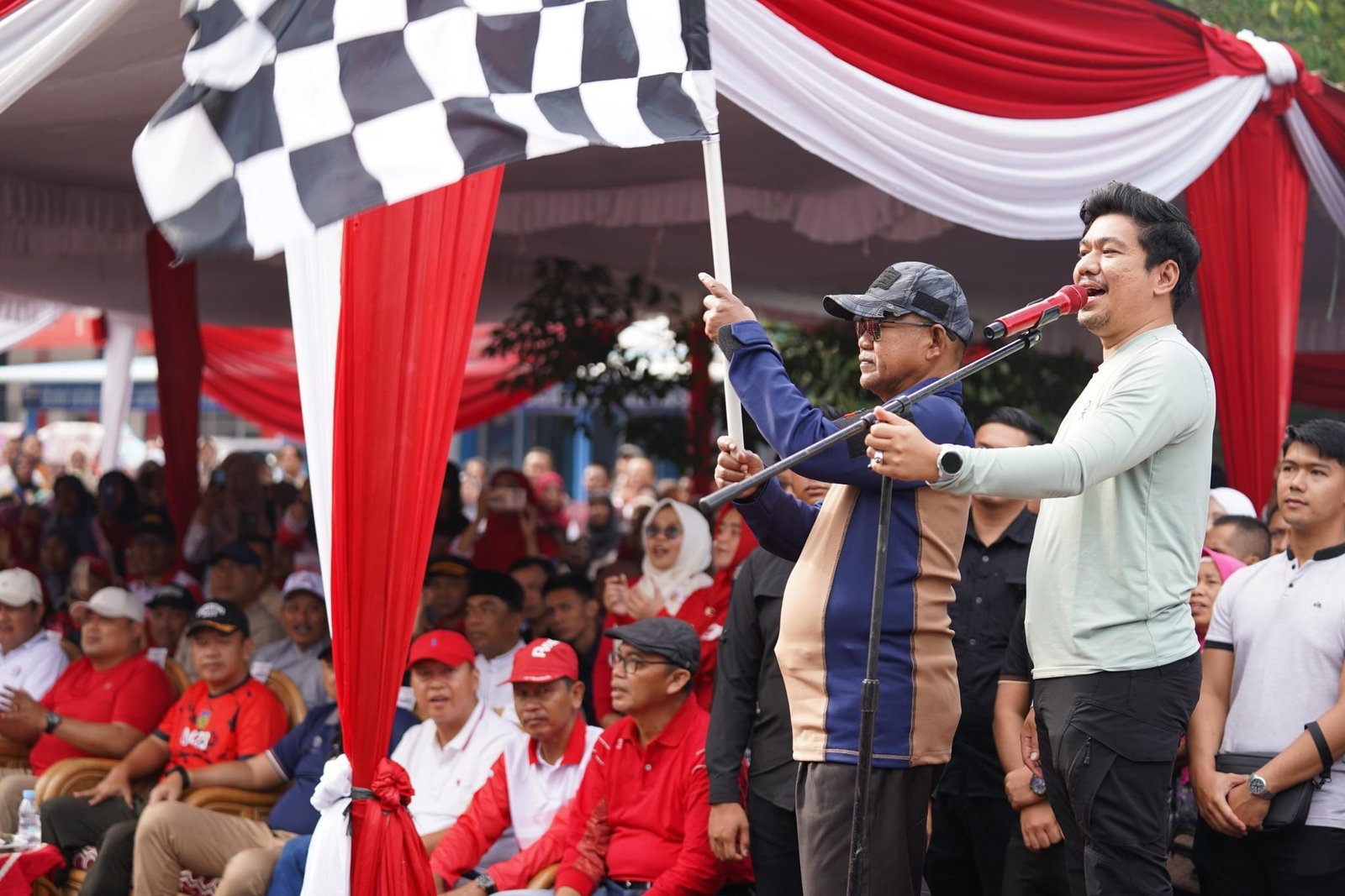 Bupati Arie Septia Adinata Lepas Pawai Pembangunan HUT RI ke-80 di Bengkulu Utara