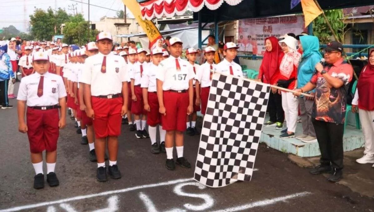Sekda Lubuk Linggau Lepas Lomba Gerak Jalan Tingkat SD Putra dalam Rangka HUT RI ke-80