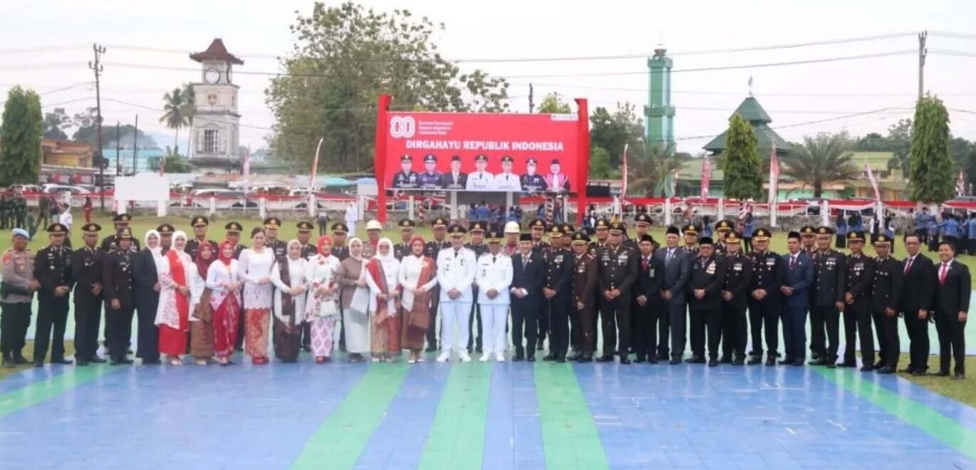 Wali Kota Rachmat Hidayat Hadiri Upacara Penurunan Bendera HUT RI ke-80 di Lubuk Linggau