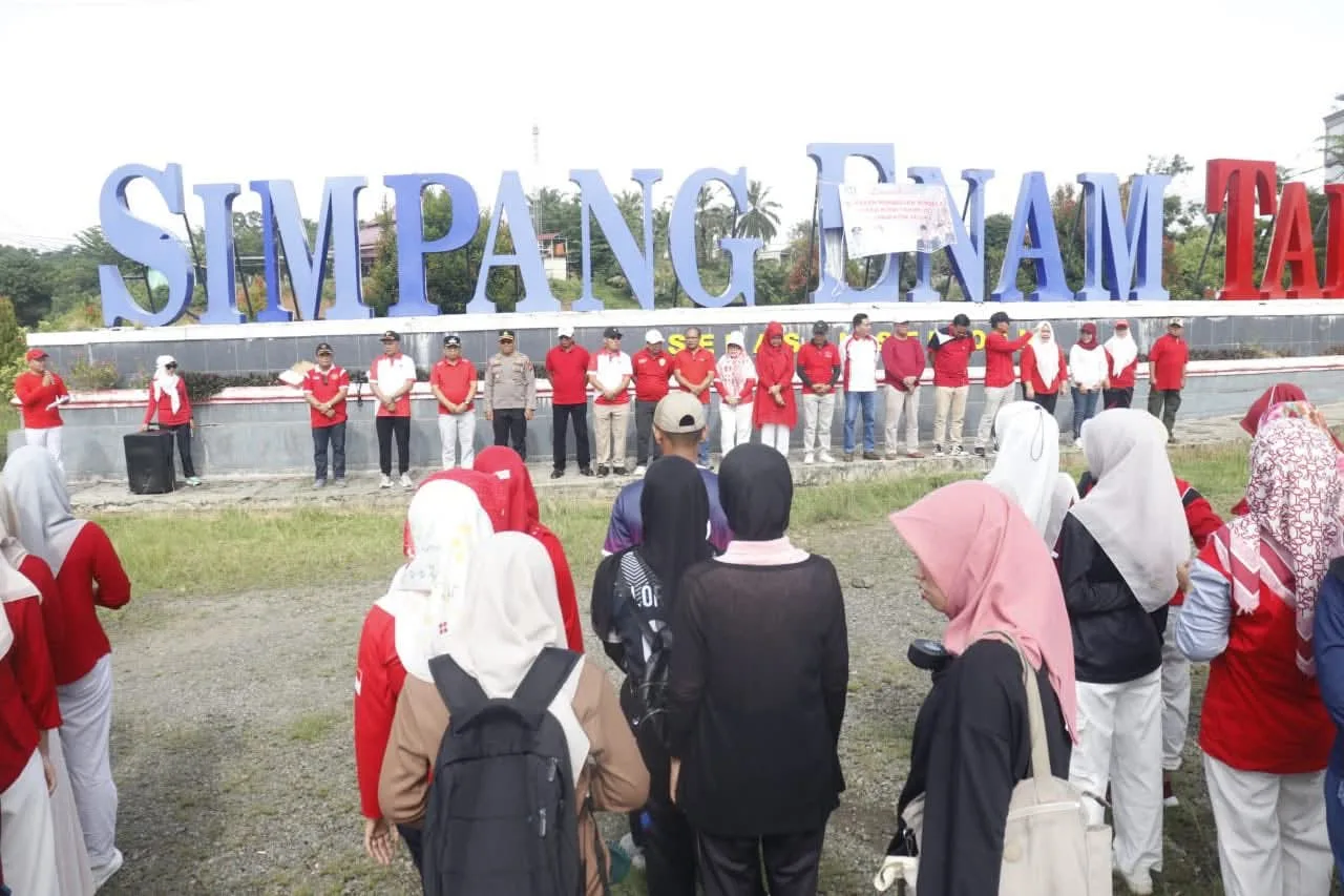 Wabup Seluma Luncurkan Gerakan Pembagian Bendera Merah Putih