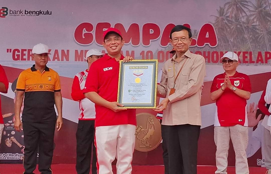 Bengkulu Pecahkan Rekor MURI, 10.000 Pohon Kelapa Hiasi Pantai Panjang