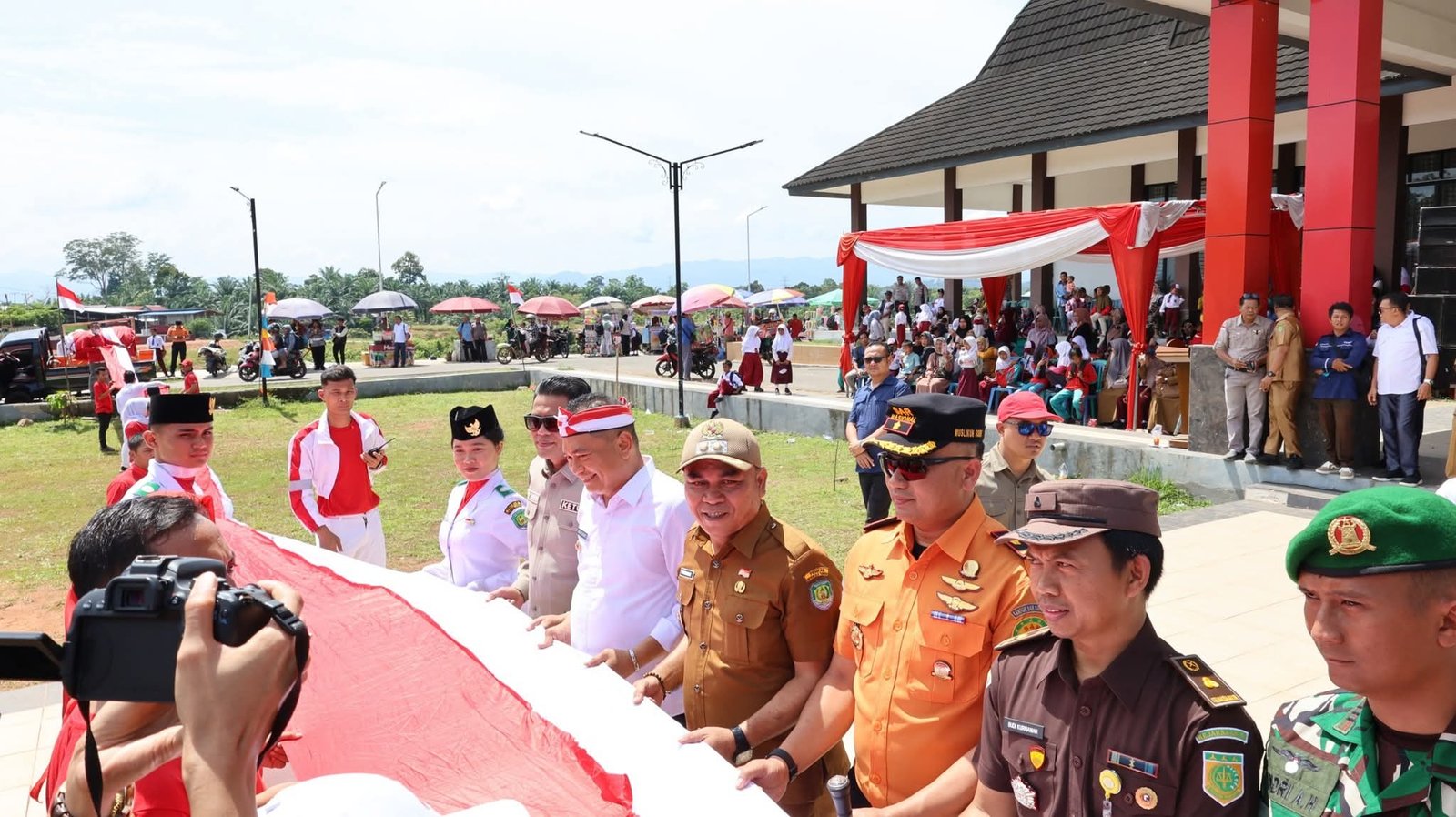 Bengkulu Tengah Gegap Gempita, Merah Putih 2.600 Meter Membentang Penuhi Jalan Utama