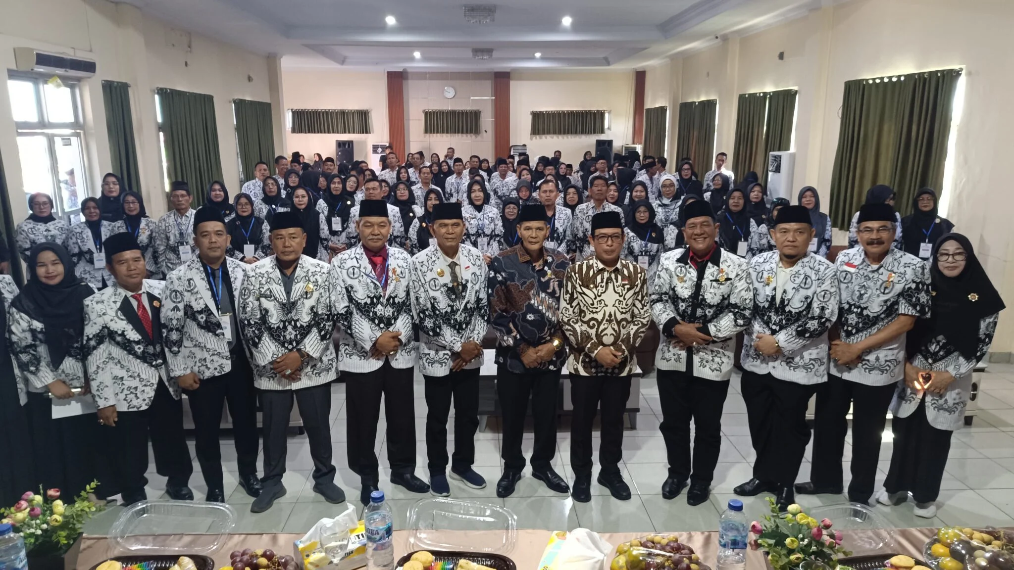 Walikota Bengkulu Ajak Guru Tanam Pohon Kelapa di Pantai Panjang untuk Program GEMPALA