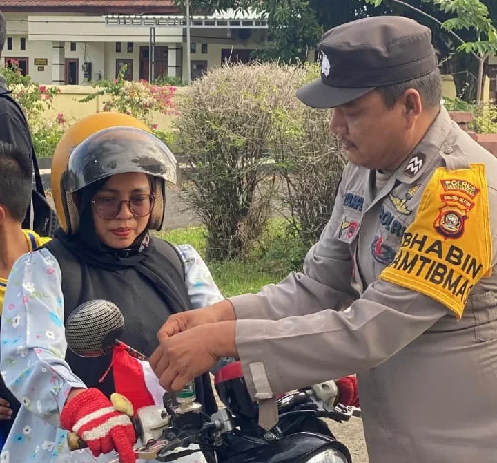Polsek Lubuk Linggau Timur I Semarakkan HUT RI ke-80 dengan Bagikan Bendera Merah Putih