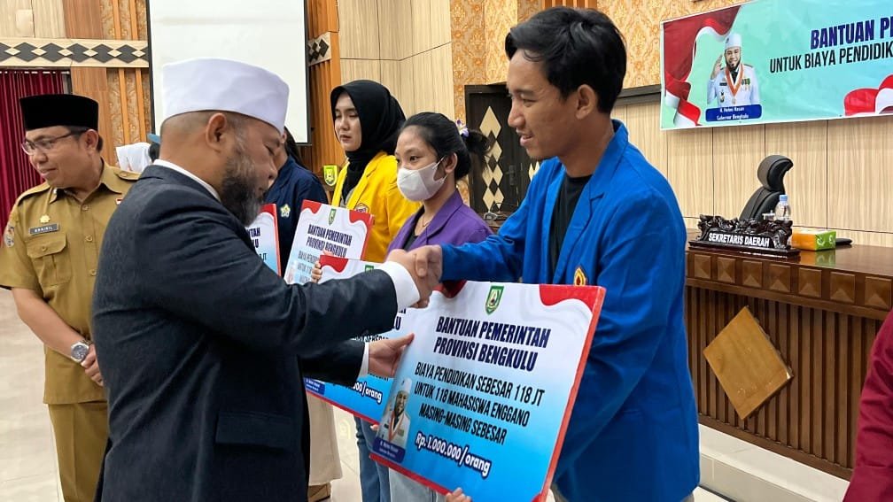 Bantuan Pendidikan untuk Pulau Enggano, Gubernur Helmi Hasan Targetkan SDM Unggul