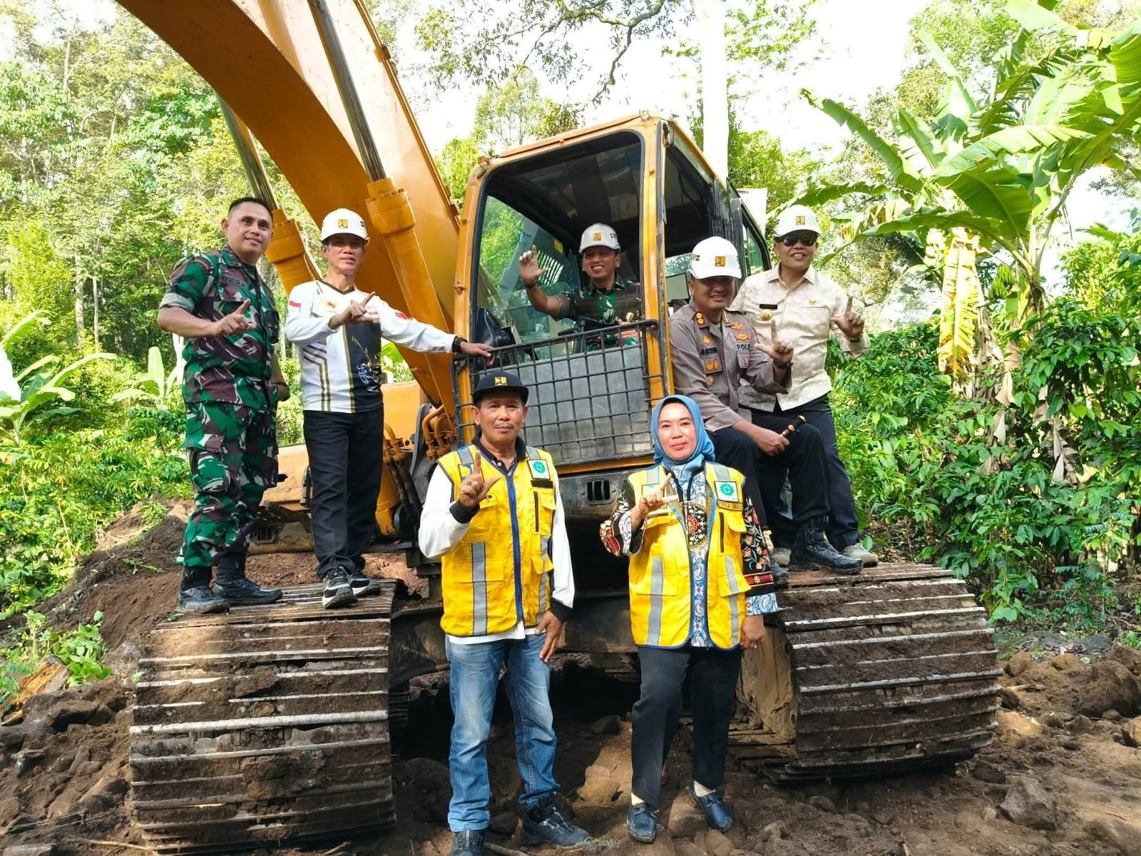Pemkab Lebong dan Kodim 0409 Mulai Karya Bakti Pembukaan Jalan Bukit Nibung – Bungin