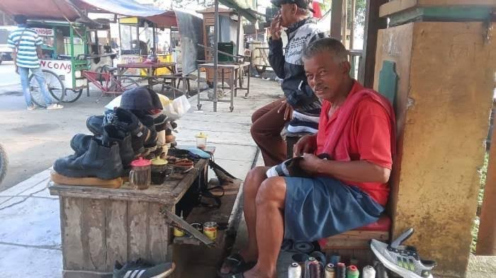 Eksistensi Tukang Sol Sepatu Kian Terpinggirkan di Bengkulu