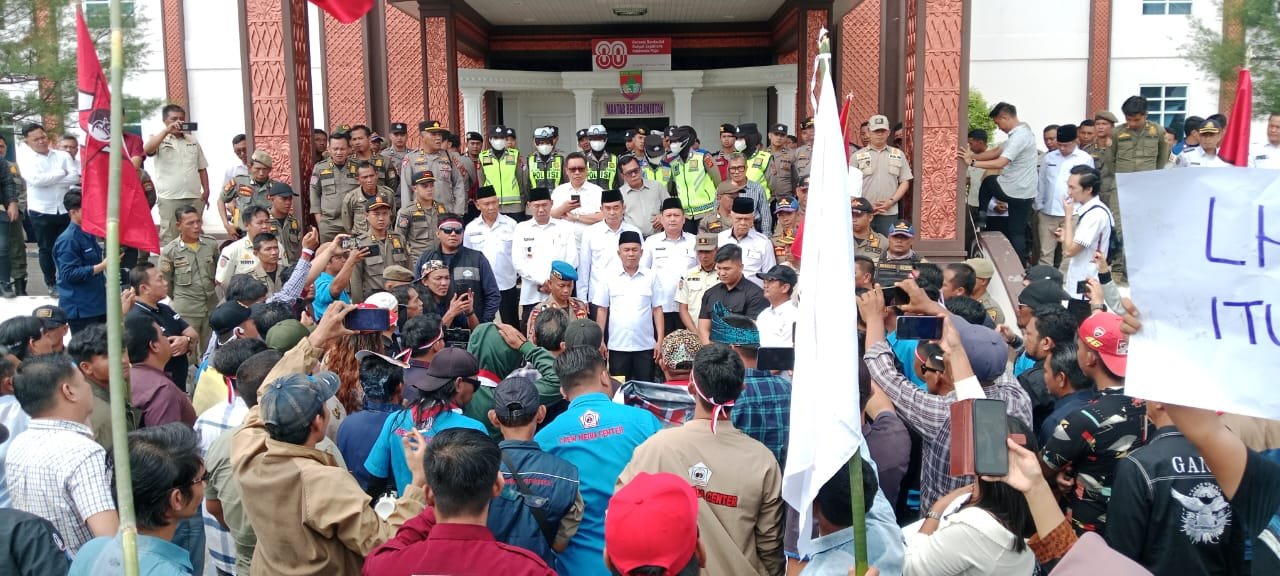 Ratusan Jurnalis Gelar Aksi, Bupati Musi Rawas Diminta Copot Kadinsos Dien Candra