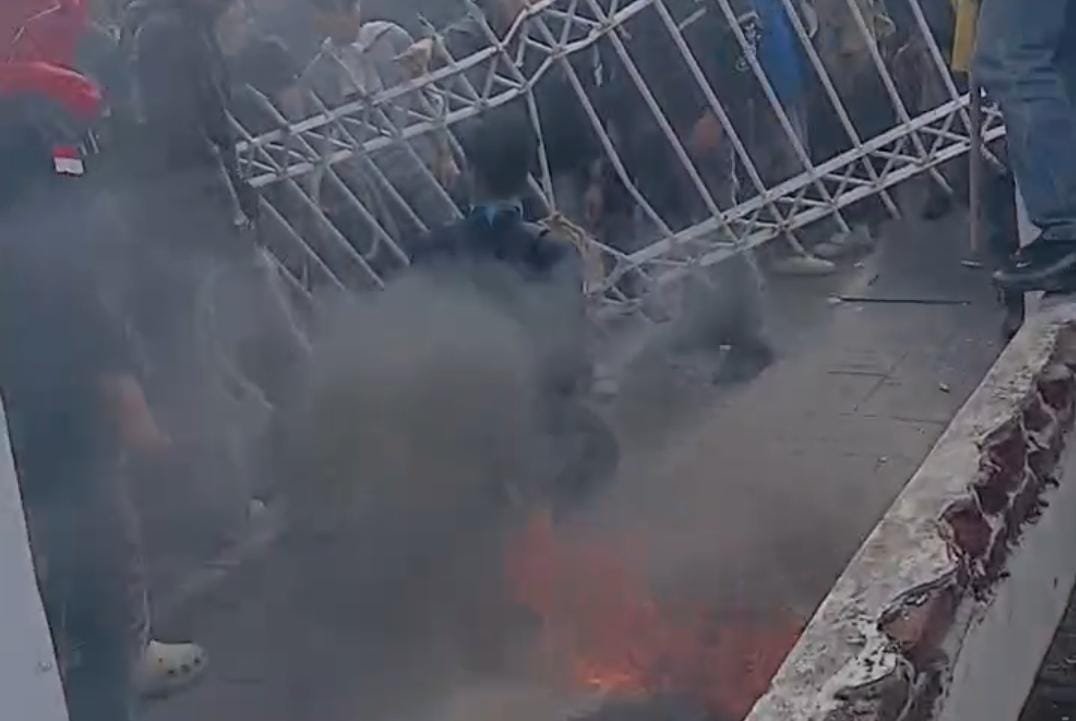 Demo Mahasiswa di DPRD Bengkulu Ricuh, Pagar Jebol dan Ban Dibakar