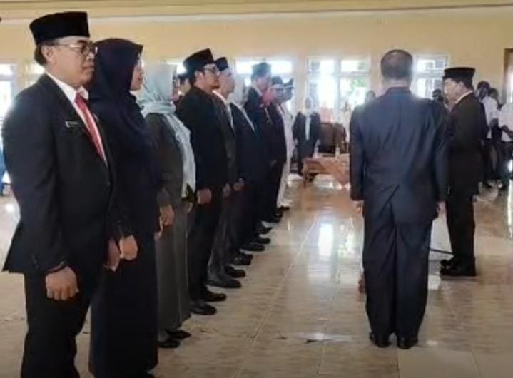 Bupati Lebong Lantik 17 Pejabat Baru, Tegaskan Evaluasi Kinerja Berkelanjutan