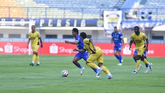 Persib Awali Perjalanan Pertahanan Gelar dengan Kemenangan 2-0 atas Semen Padang